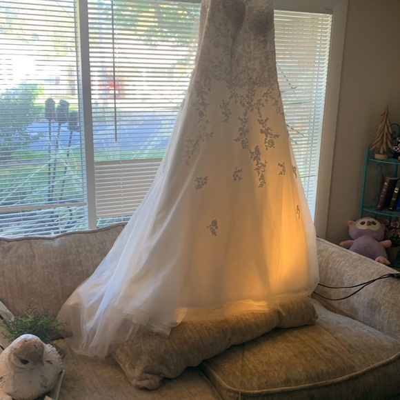 Elegant White Wedding Dress with Lace Accents - Picture 12 of 15